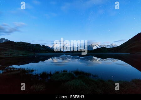La catena montuosa è riflessa nei laghi Fenetre al crepuscolo Ferret Valley Saint RhÃ©mio Gran San Bernardo Valle d'Aosta Italia Europa Foto Stock