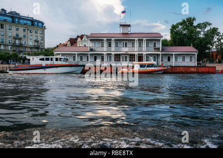 Saint Petersburg, Russia - 17 August, 2018: costruzione in legno del Ministero della situazione di emergenza in Kronverksky stretto. Vista del terrapieno Mitninskaya un Foto Stock