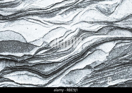 Gli strati di roccia - un colorato formazioni di rocce impilate su centinaia di anni. Sfondo interessante con texture affascinante Foto Stock