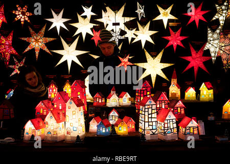 Decorative e luminosa di stelle di natale come piccole case illuminate sono venduti al mercatino di Natale di Lipsia, in Sassonia, in Germania, in Europa. Foto Stock