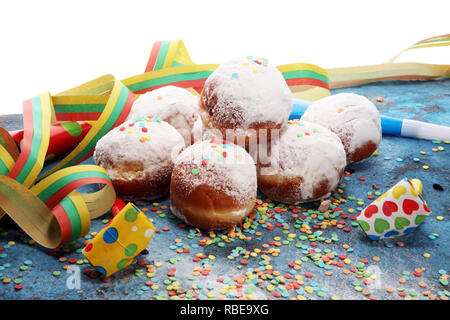 Il tedesco ciambelle con marmellata e zucchero a velo. Il carnevale di zucchero in polvere sollevata ciambelle. Foto Stock