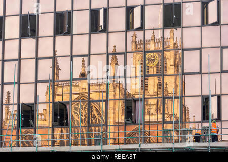 Scafo Minster riflessa nel palazzo di vetro windows, lato Chiesa di Kingston upon Hull, East Riding of Yorkshire, Inghilterra, Regno Unito Foto Stock