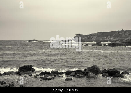 Old Town Bay e il Pulpito Rock, St. Mary's, isole Scilly, UK. Versione in bianco e nero Foto Stock