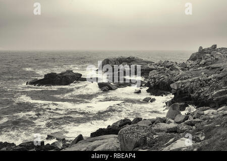 Piper's Hole e testa esterna, Testa Peninnis, St. Mary's, isole Scilly, UK. Versione in bianco e nero Foto Stock