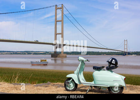 Lambretta scooter retrò su riverside con il ponte Humber dietro, Barton-su-Humber, Lincolnshire, England, Regno Unito Foto Stock