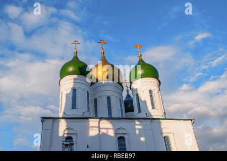 Belle cupole con croci d'oro oltre le mura in Russia contro il blu cielo chiaro. Foto Stock