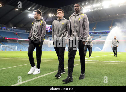 Burton Albion è ben Fox (centro) e Lucas Akins (destra) sul campo prima della Coppa Carabao, semi finale corrisponde all'Etihad Stadium e Manchester. Foto Stock