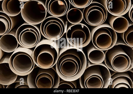 Materiale di costruzione - tubi di cartone di diverse dimensioni Foto Stock