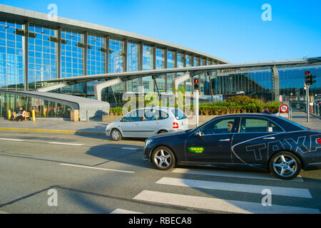 COPENHAGEN, Danimarca - 13 giugno 2018: Taxi su una strada presso l'aeroporto di Kastrup di Copenaghen. Kastrup è il principale aeroporto internazionale che serve a Copenaghen Foto Stock