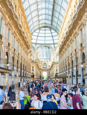 Milano, Italia - 17 agosto 2017: la gente in Galleria Vittorio Emanuele II è una delle più famose aree per lo shopping a Milano. Foto Stock