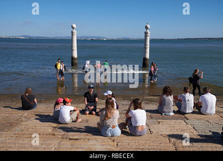 Un piccolo tratto di spiaggia sul Fiume Tago (Rio Tejo) di fronte alla Praça do Comércio, Lisbona, Portogallo. Foto Stock