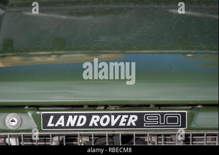 Parte anteriore di un Landrover defender 90, che mostra il logo e griglia. Foto Stock