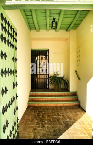 Tipico e coloratissima casa andalusa portale in Cordoba Foto Stock