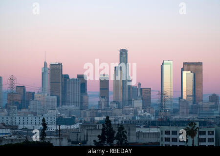 Vista grintoso predawn luce rosa LA downtown Foto Stock