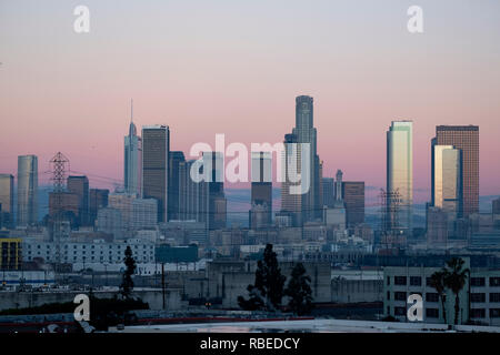 Vista grintoso predawn luce rosa LA downtown Foto Stock