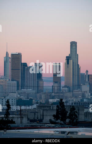 Vista grintoso predawn luce rosa LA downtown Foto Stock