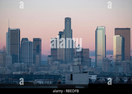 Vista grintoso predawn luce rosa LA downtown Foto Stock