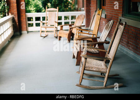 5 sedie a dondolo vuoto seduti sulla veranda Foto Stock