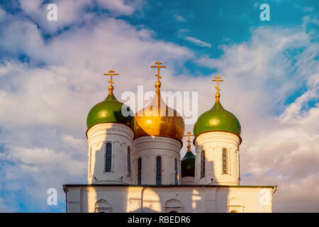 Belle cupole con croci d'oro oltre le mura in Russia contro il blu cielo chiaro. Foto Stock