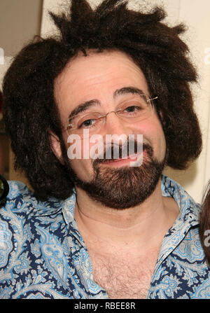 NEW YORK - MARZO 15: ***esclusiva*** Fondatore e cantante della band Counting Crows Adam Duritz visiti il cast di "strano" al Belasco Theatre su Marzo 15, 2008 a New York City. (Foto di Steve Mack/S.D. Mack foto) Foto Stock