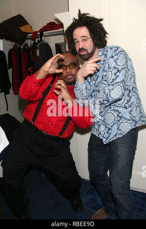 NEW YORK - MARZO 15: ***esclusiva*** membro del cast stufato (L) pone con il fondatore e cantante della band Counting Crows Adam Duritz (R) come egli visiti il cast di "strano" al Belasco Theatre su Marzo 15, 2008 a New York City. (Foto di Steve Mack/S.D. Mack foto) Foto Stock