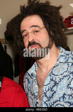 NEW YORK - MARZO 15: ***esclusiva*** Fondatore e cantante della band Counting Crows Adam Duritz visiti il cast di "strano" al Belasco Theatre su Marzo 15, 2008 a New York City. (Foto di Steve Mack/S.D. Mack foto) Foto Stock