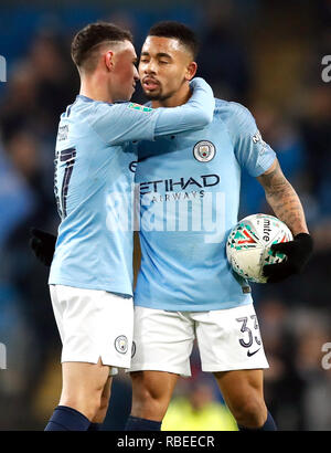 Manchester City's Gabriel Gesù (destra) festeggia con Phil Foden e il matchball dopo la Coppa Carabao, semi finale corrisponde all'Etihad Stadium e Manchester. Foto Stock