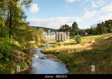 Il Fiume Don fluisce attraverso terreni agricoli in Strathdon, vicino Bellabeg Foto Stock