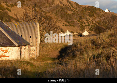 Abbandonata la pesca Bothies dietro le dune in San Ciro Riserva Naturale Nazionale in Aberdeenshire. Foto Stock