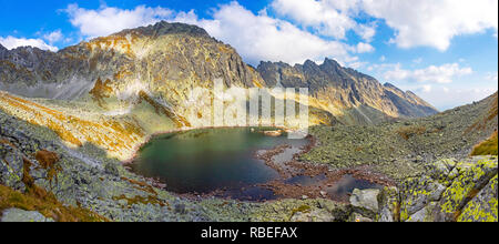 Escursionismo in Alti Tatra (Vysoke Tatry), Slovacchia. Vista panoramica del lago oltre Skok cascata (slovacco: Pleso nad Skokom) (1801m). Montare Satana ( Foto Stock