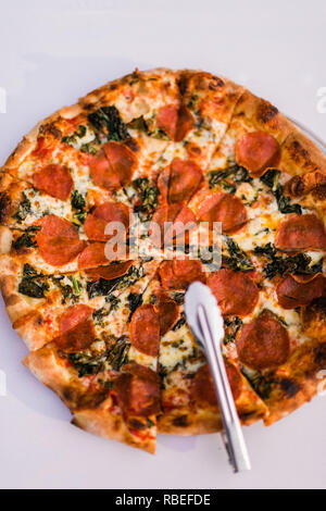 Top down shot di una pizza per una cena Foto Stock