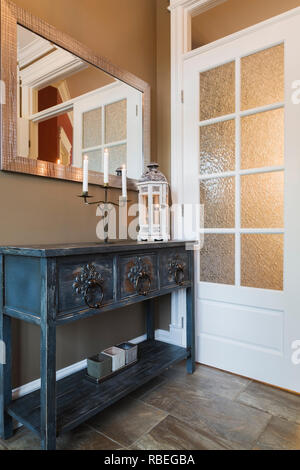 Grigio bluastro in legno antico e console francese porta con vetro acidato riquadri dell'ingresso principale all'interno di un moderno stile rustico casa residenziale Foto Stock