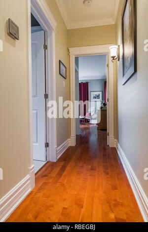 Legno di ciliegio piano corridoio che conduce alla camera da letto principale al piano terra all'interno di un moderno stile rustico casa residenziale Foto Stock