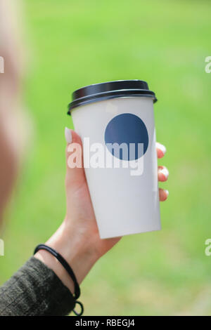 Tazza da caffè per andare concetto con posto per il vostro logo con bassa D in chiave di elevata Foto Stock