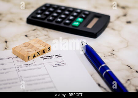 Tasse ancora vita business finance concetto, forma 1099, dividendi e distribuzione, con la calcolatrice, penna DOF poco profondo Foto Stock