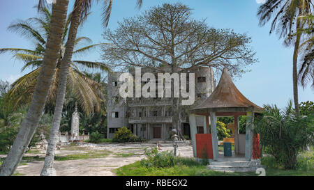 Un edificio abbandonato sulla "Route degli schiavi". Ouidah, Atlantique Reparto, Benin, Africa. Foto Stock