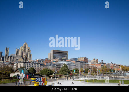 MONTREAL, Canada - 4 Novembre 2018: Skyline della Vecchia Montreal, con la Basilica di Notre Dame di fronte, e i grattacieli sullo sfondo, visto da Foto Stock