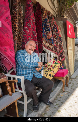 Ankara, Turchia - 15 Ottobre 2018: Ritratto di un non ben identificato tappeti turchi venditore ad Ankara, Turchia Foto Stock