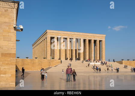 Ankara, Turchia - 15 Ottobre 2018: popolo turco visitando il mausoleo di Ataturk, Anitkabir, monumentale tomba di Mustafa Kemal Ataturk, primo presidente della Foto Stock