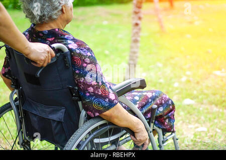 Aiuto medico e cura Asian senior o anziani old Lady Donna paziente seduto su una sedia a rotelle in ospedale infermieri ward : forte sano concetto medico Foto Stock