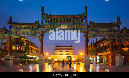 Beijing Qianmen Street di notte a Pechino in Cina. Foto Stock