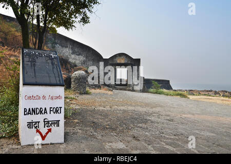 Castella de Aguada, in portoghese: Fort del Waterpoint), noto anche come il Bandra Fort situato a Bandra, Mumbai Foto Stock