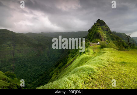 Varandha Ghats una montagna passaggio sulla cresta del i Ghati Occidentali con scenografiche cascate, laghi e fitti boschi, Mahad, Maharashtra Foto Stock