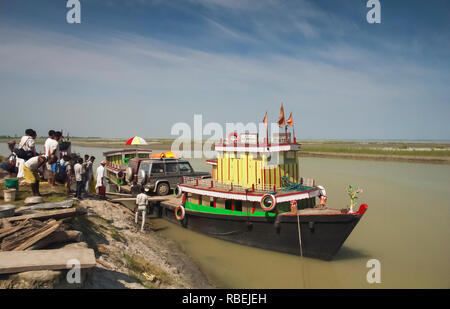 Fiume BRAHMAPUTRA, Assam, India, aprile 2011, la gente del posto sul traghetto per il trasporto Foto Stock