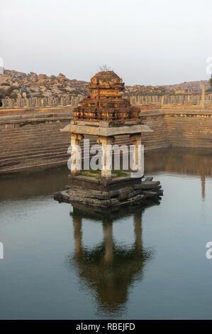 Pushkarni o stepwell adiacente a Krishna Bazaar e in parte crollate tempio. Hampi, Karnataka, India Foto Stock