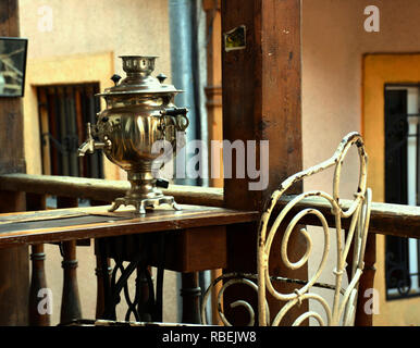 Samovar. Urna di tè. Samovar di metallo sulla tavola di legno. Ora del tè Foto Stock