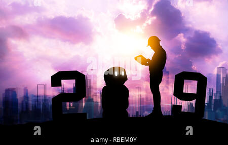 2019 anni di ai robot di automazione tecnologia , industria , 4.0 intelligenza artificiale il concetto di tendenza. Silhouette di automazione dei bracci del robot. Vivid twilig Foto Stock