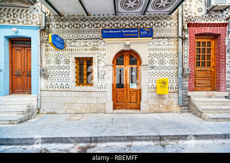 Il post office decorate con il famoso scratch geometrica patterns in mastice medievale Borgo di Pyrgi sull isola di Chios, Grecia Foto Stock