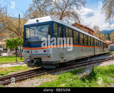 Treno greco in esecuzione sulla Scenic 750mm manometro ferrovia a cremagliera in partenza da Diakofto, una città di montagna, alla costa a Kalavryta, Peloponneso, Grecia Foto Stock