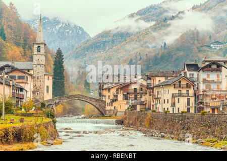 Fontainemore villaggio alpino sul fiume Lys in una foresta nella valle di Gressoney vicino Monte Rosa durante l'autunno Foto Stock